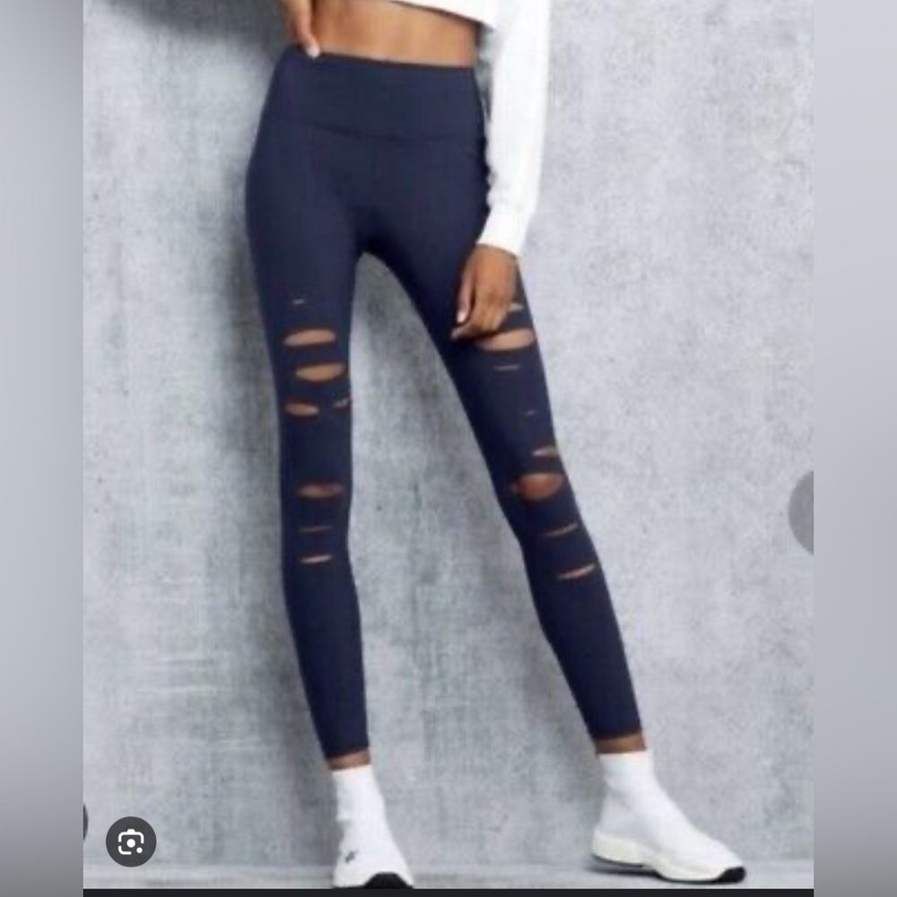 EUC Alo Yoga Ripped Warrior 7/8 Leggings